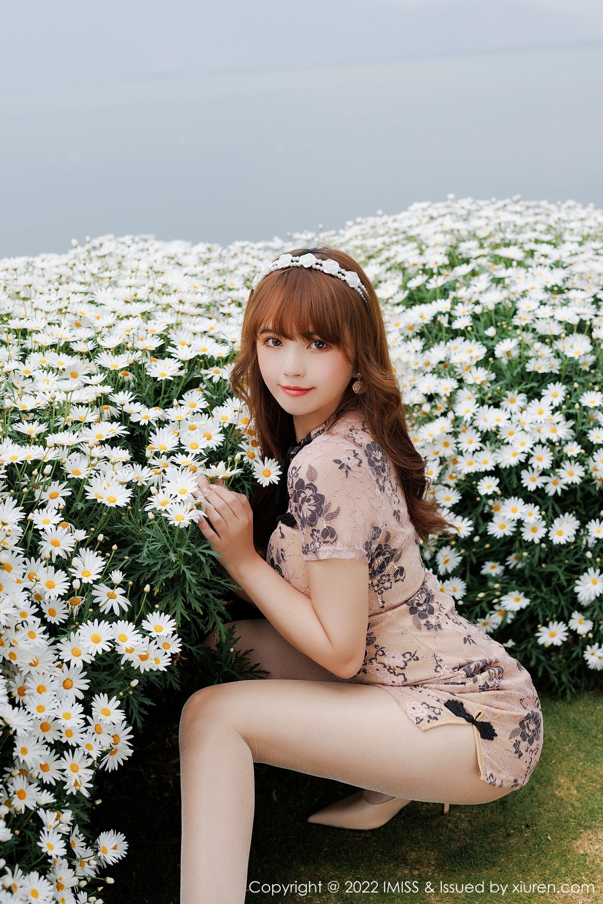 xgyw.top_[IMISS爱蜜社]Vol.684_模特张思允Nice云南心愿旅拍脱花纹浅色服饰露蕾丝内衣诱惑写真50P