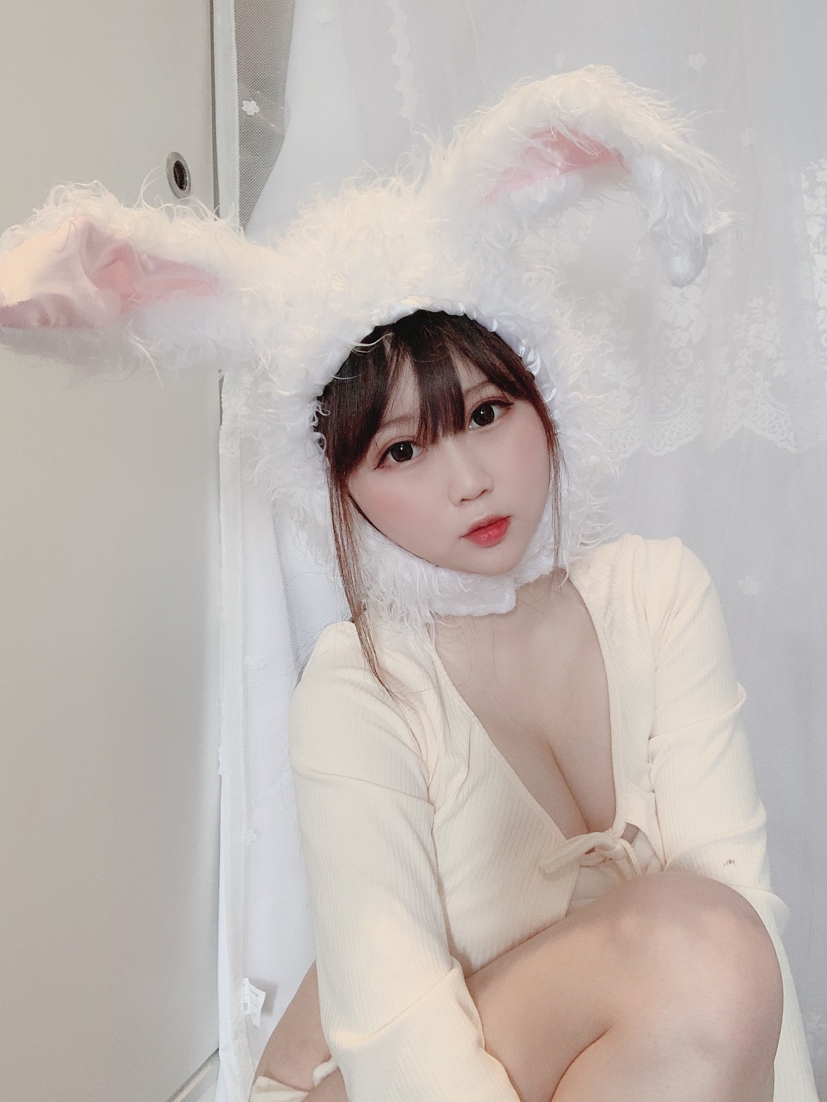 xgyw.top_蜜桃少女是依酱吖小白兔主题私房兔女郎装扮性感白色服饰秀豪乳翘臀诱惑写真33P