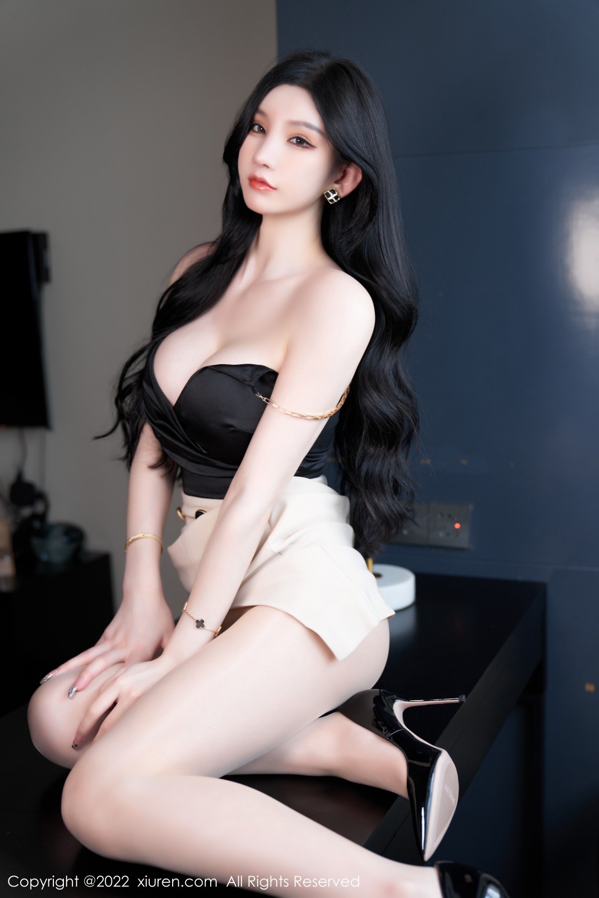 xgyw.top_XiuRen第5071期_女神周于希Sally私房黑色低胸服饰半脱露傲人豪乳遮点诱惑写真81P