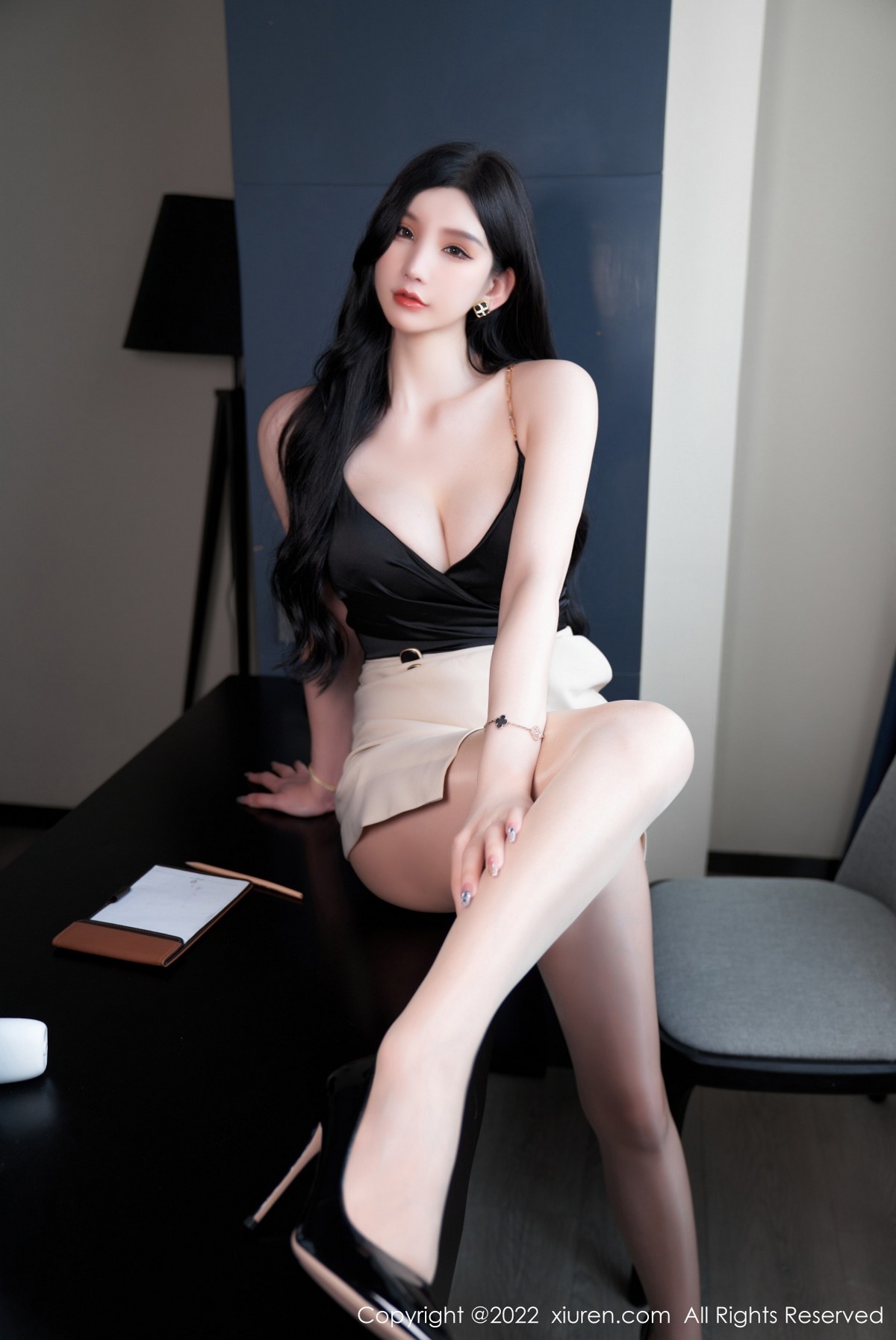 xgyw.top_XiuRen第5071期_女神周于希Sally私房黑色低胸服饰半脱露傲人豪乳遮点诱惑写真81P