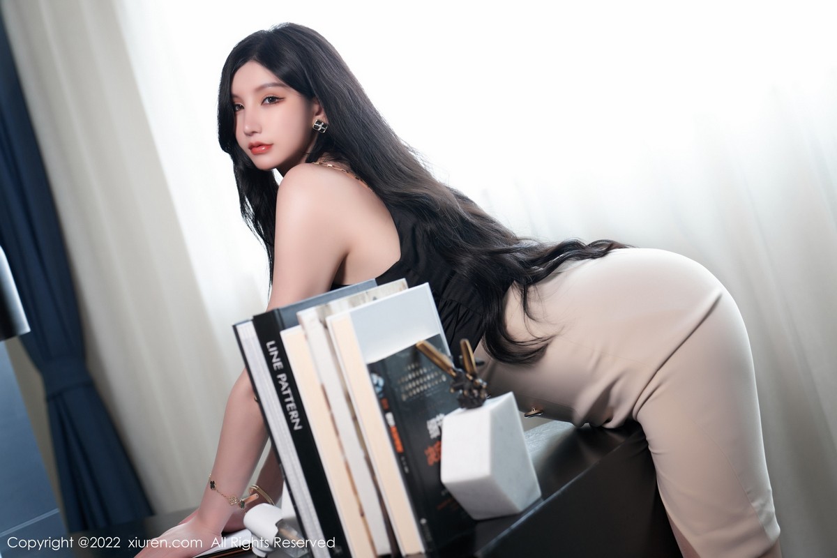 xgyw.top_XiuRen第5071期_女神周于希Sally私房黑色低胸服饰半脱露傲人豪乳遮点诱惑写真81P