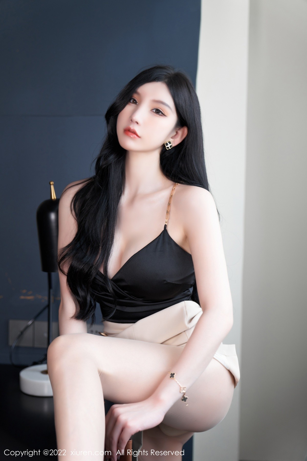 xgyw.top_XiuRen第5071期_女神周于希Sally私房黑色低胸服饰半脱露傲人豪乳遮点诱惑写真81P