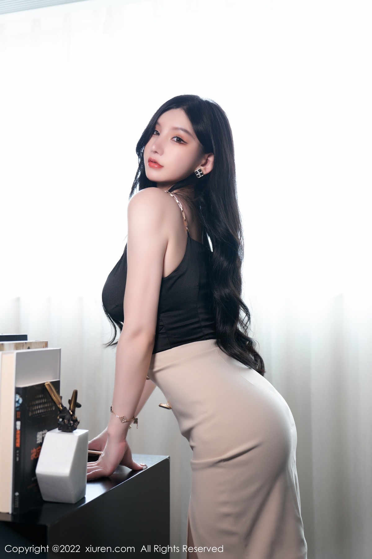 xgyw.top_XiuRen第5071期_女神周于希Sally私房黑色低胸服饰半脱露傲人豪乳遮点诱惑写真81P