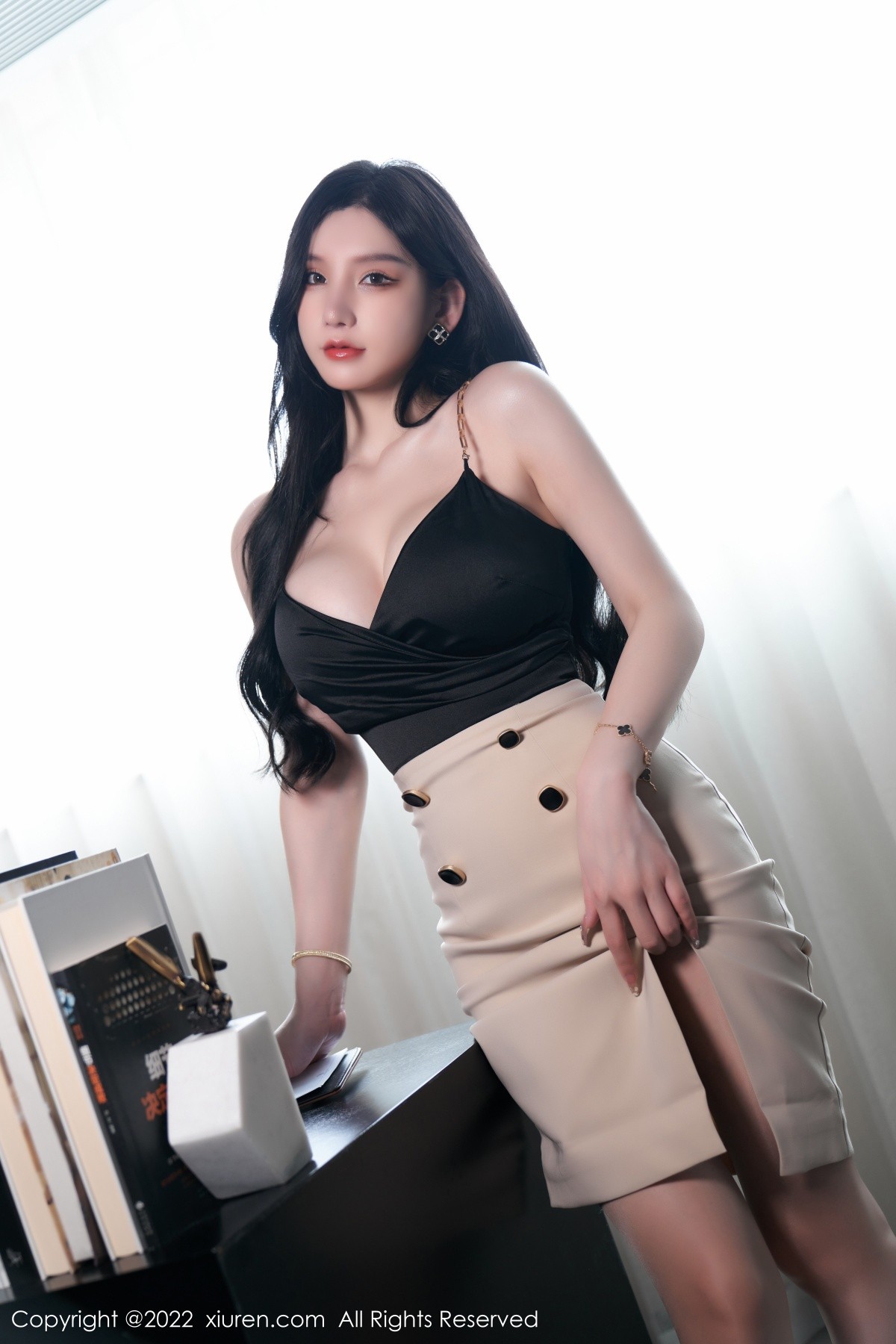 xgyw.top_XiuRen第5071期_女神周于希Sally私房黑色低胸服饰半脱露傲人豪乳遮点诱惑写真81P
