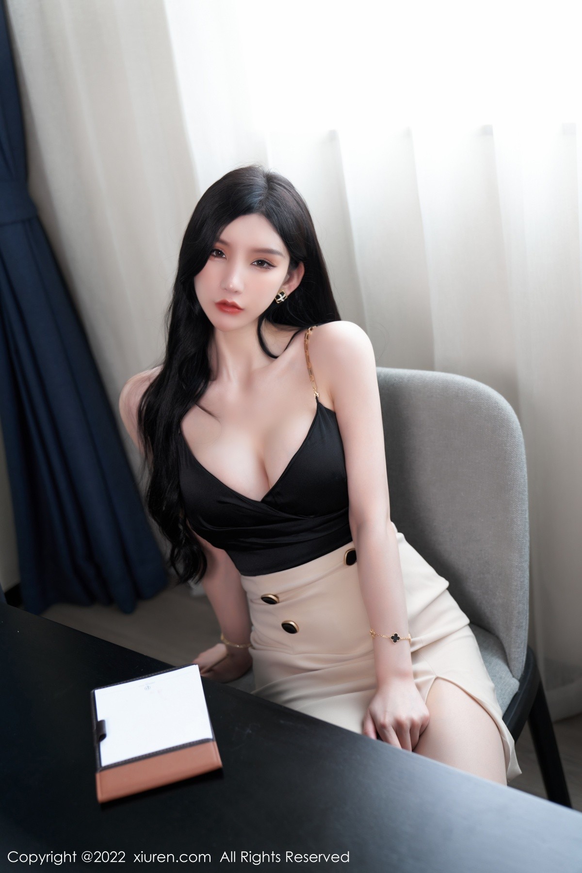 xgyw.top_XiuRen第5071期_女神周于希Sally私房黑色低胸服饰半脱露傲人豪乳遮点诱惑写真81P