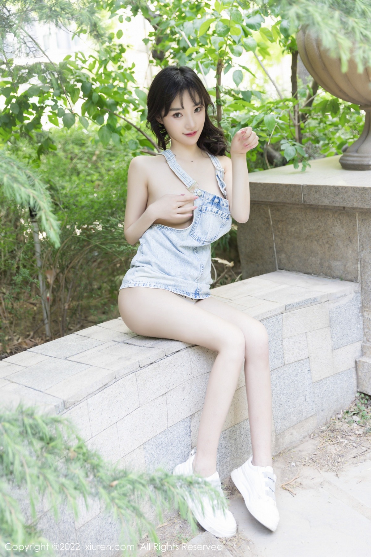 xgyw.top_XiuRen第5068期_模特西门小玉户外性感牛仔吊带服真空秀凹凸身材火辣诱惑写真49P