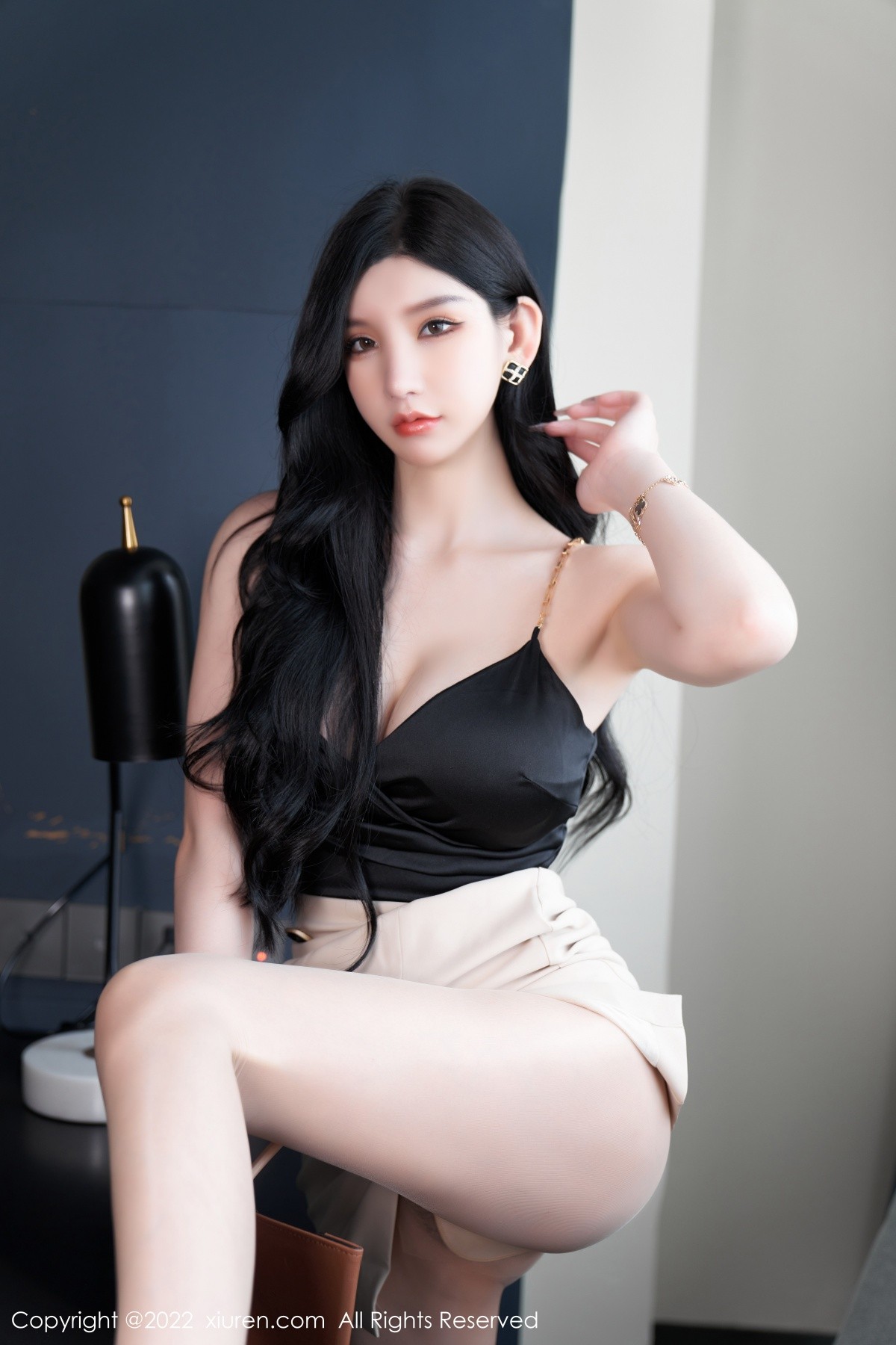 xgyw.top_XiuRen第5071期_女神周于希Sally私房黑色低胸服饰半脱露傲人豪乳遮点诱惑写真81P