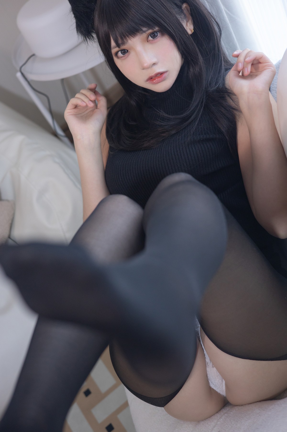 xgyw.top_网络美女疯猫ss黑毛衣少女主题私房性感毛衣配开档黑丝裤袜秀翘臀美腿诱惑写真80P