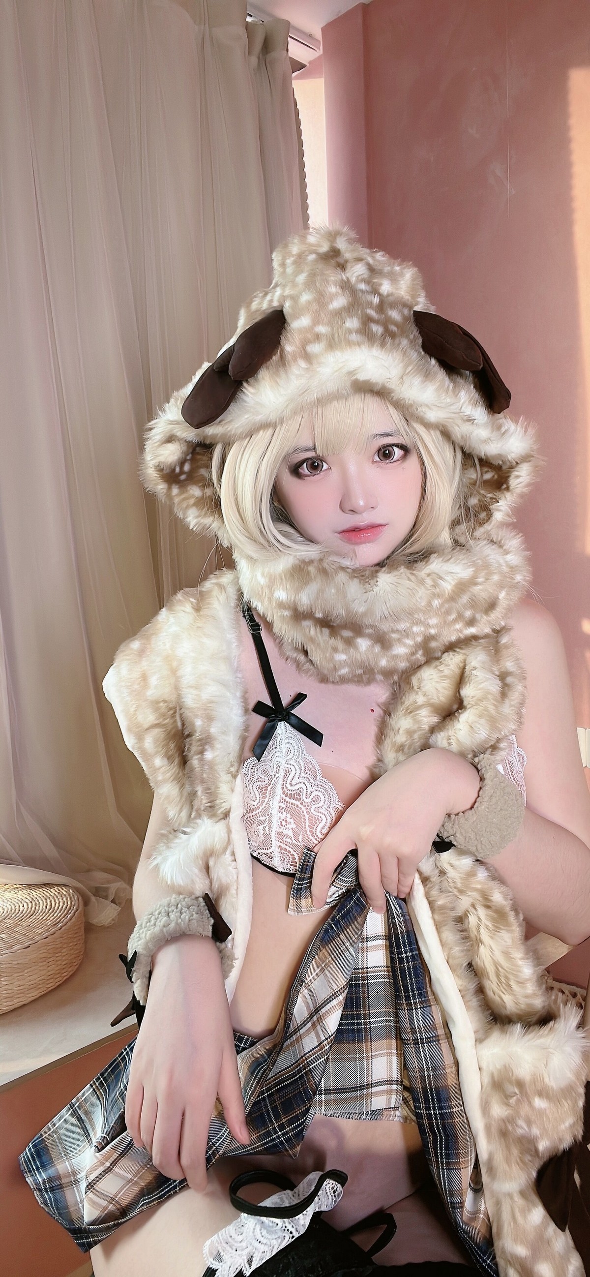 xgyw.top_网络美女疯猫ss麋鹿少女主题私房性感白色蕾丝内衣配黑色蕾丝袜撩人诱惑写真80P