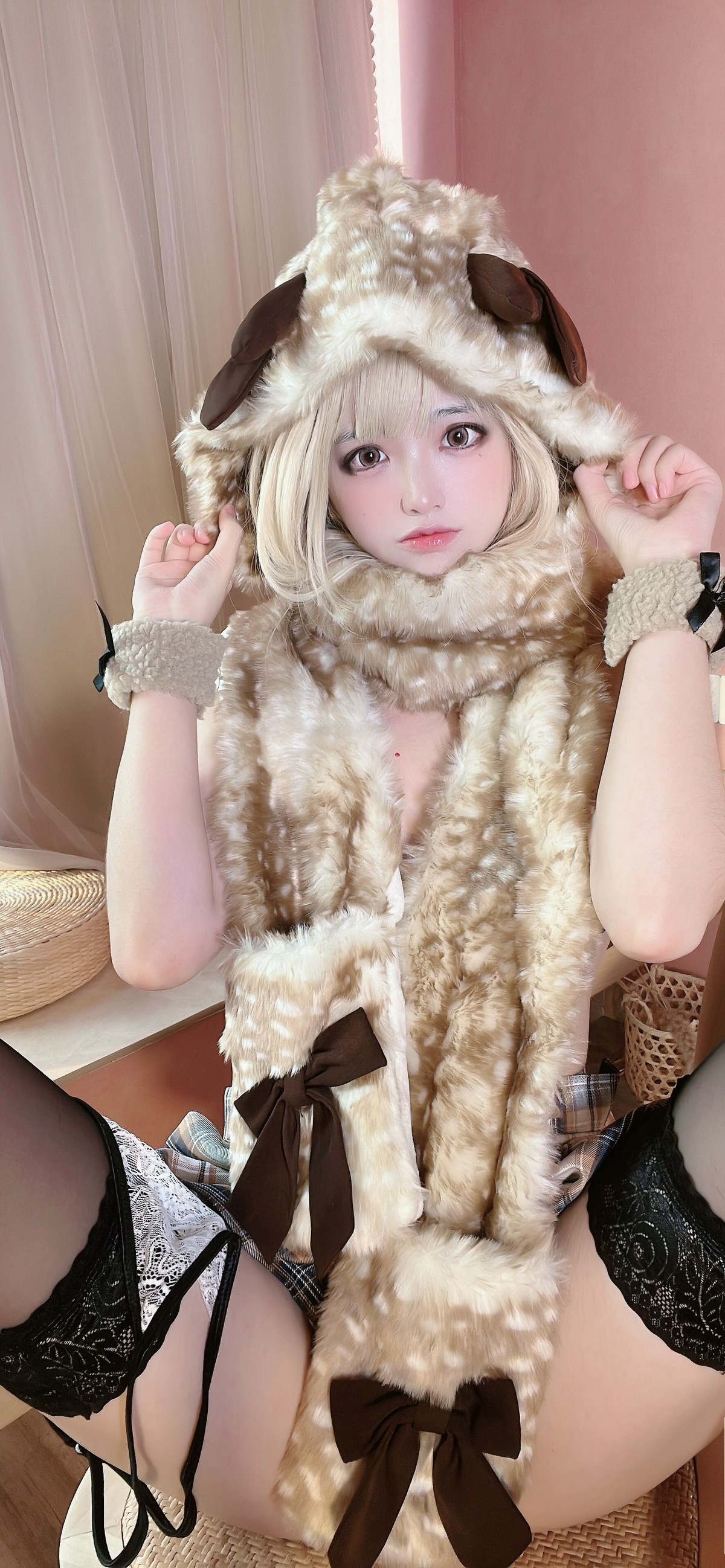 xgyw.top_网络美女疯猫ss麋鹿少女主题私房性感白色蕾丝内衣配黑色蕾丝袜撩人诱惑写真80P