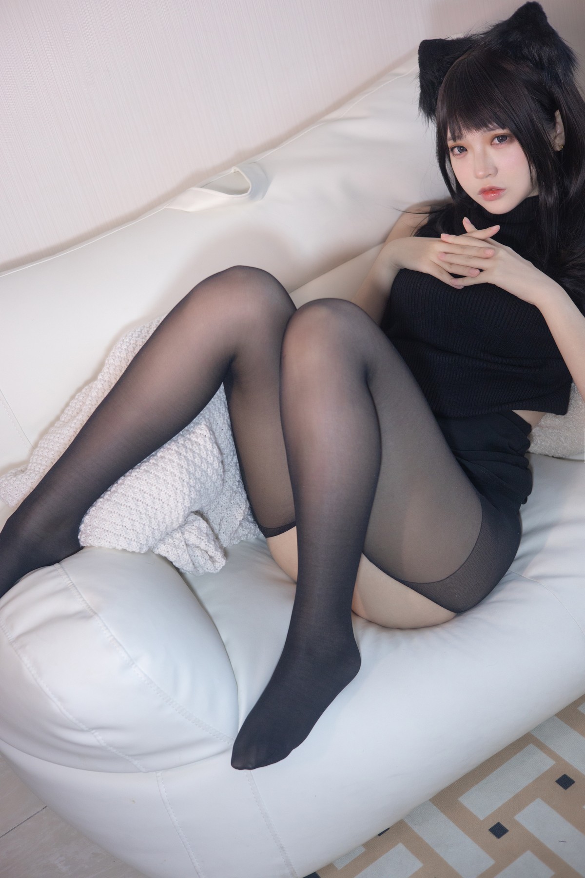 xgyw.top_网络美女疯猫ss黑毛衣少女主题私房性感毛衣配开档黑丝裤袜秀翘臀美腿诱惑写真80P