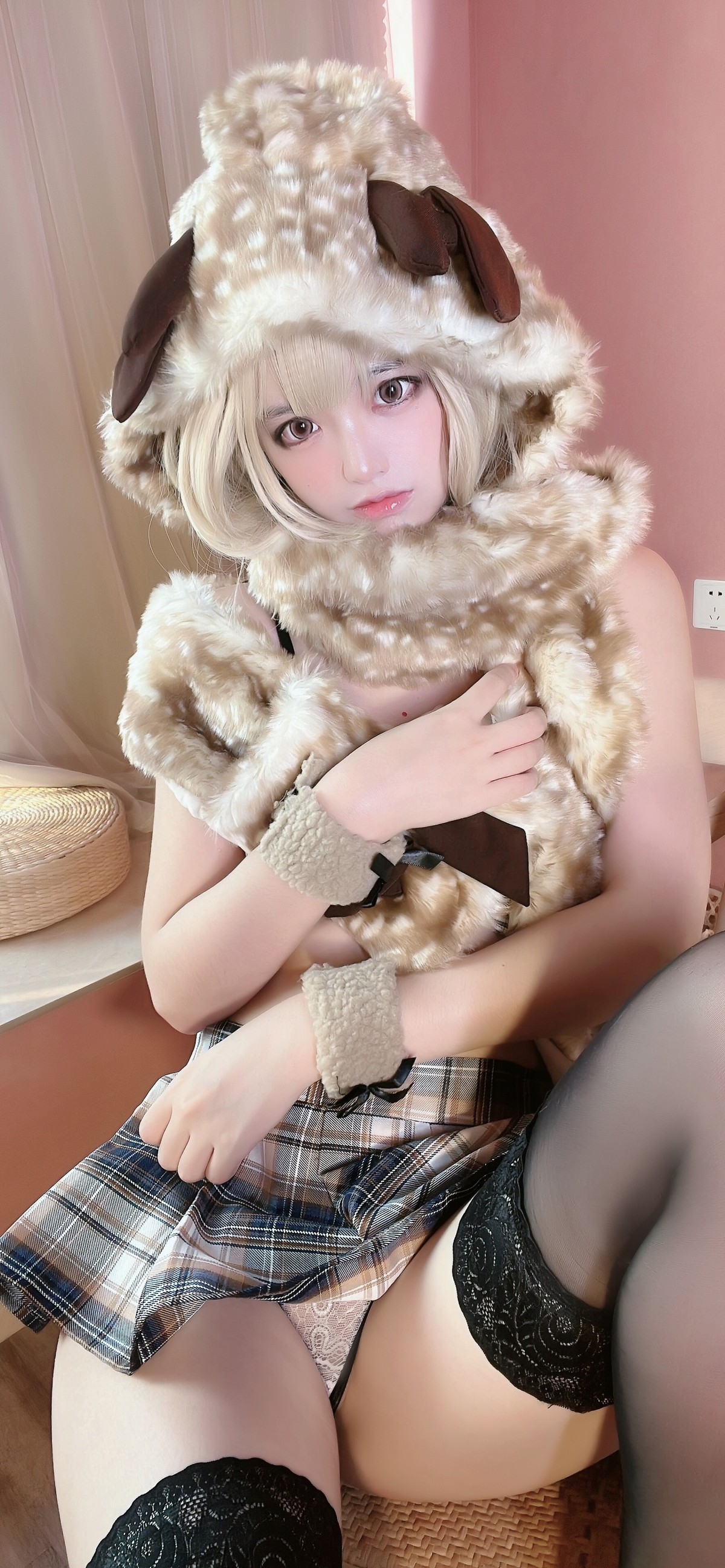 xgyw.top_网络美女疯猫ss麋鹿少女主题私房性感白色蕾丝内衣配黑色蕾丝袜撩人诱惑写真80P