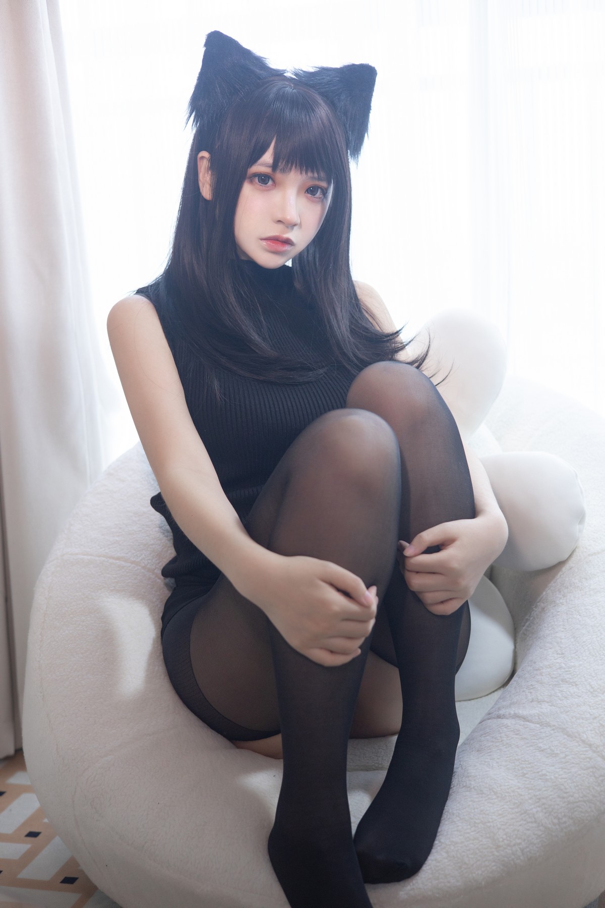 xgyw.top_网络美女疯猫ss黑毛衣少女主题私房性感毛衣配开档黑丝裤袜秀翘臀美腿诱惑写真80P
