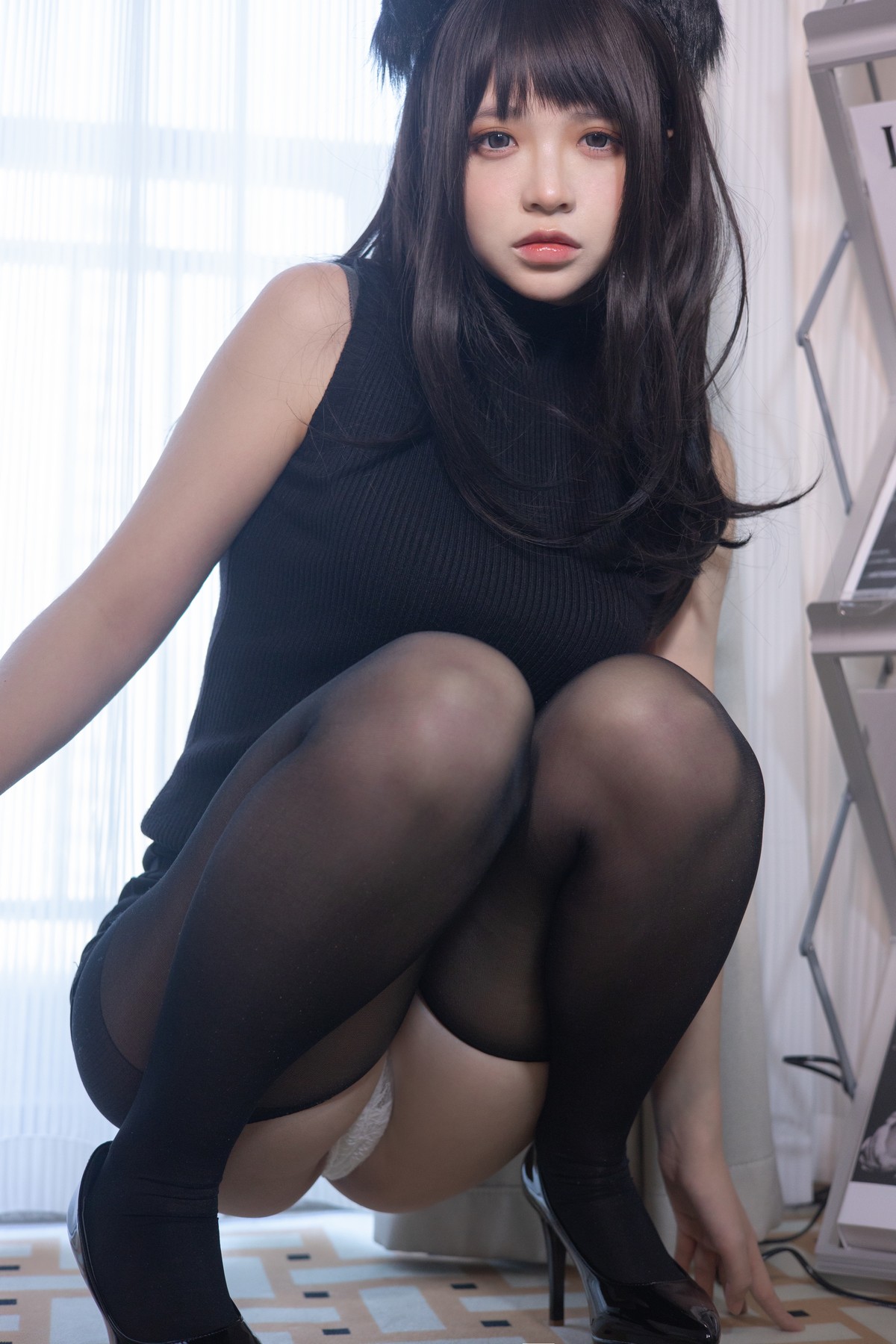 xgyw.top_网络美女疯猫ss黑毛衣少女主题私房性感毛衣配开档黑丝裤袜秀翘臀美腿诱惑写真80P