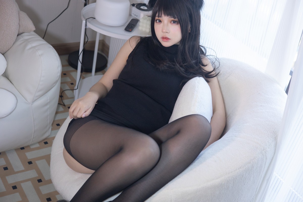 xgyw.top_网络美女疯猫ss黑毛衣少女主题私房性感毛衣配开档黑丝裤袜秀翘臀美腿诱惑写真80P