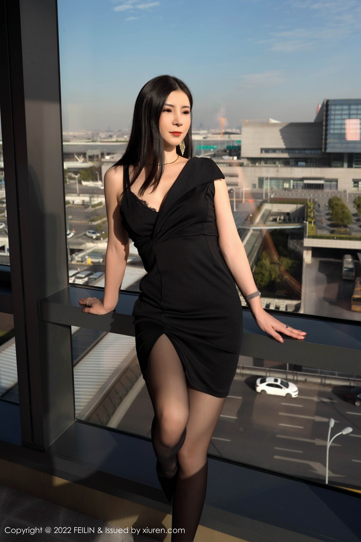 xgyw.top_[FeiLin嗲囡囡]VOL.351_模特小蛮妖Yummy性感黑色吊裙半脱露蕾丝内衣迷人诱惑写真89P