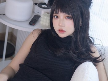 网络青春美女疯猫ss黑毛衣少女主题私人性感毛衣配开档黑色丝袜裤袜秀蜜桃臀美腿骚扰写真80P