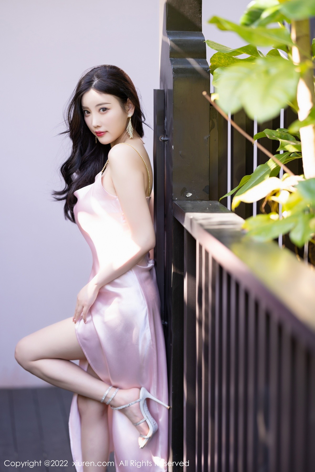 xgyw.top_XiuRen第5088期_女神杨晨晨Yome私房半脱粉色吊带长裙秀完美身材迷人诱惑写真84P