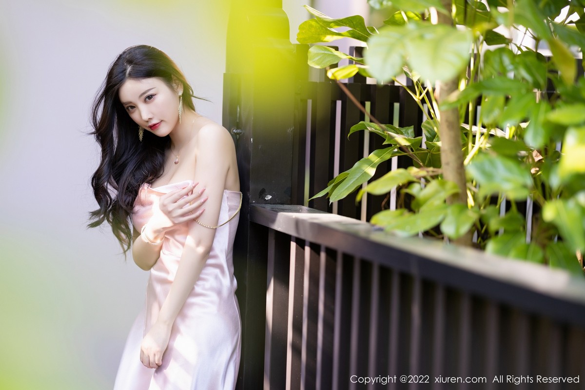 xgyw.top_XiuRen第5088期_女神杨晨晨Yome私房半脱粉色吊带长裙秀完美身材迷人诱惑写真84P