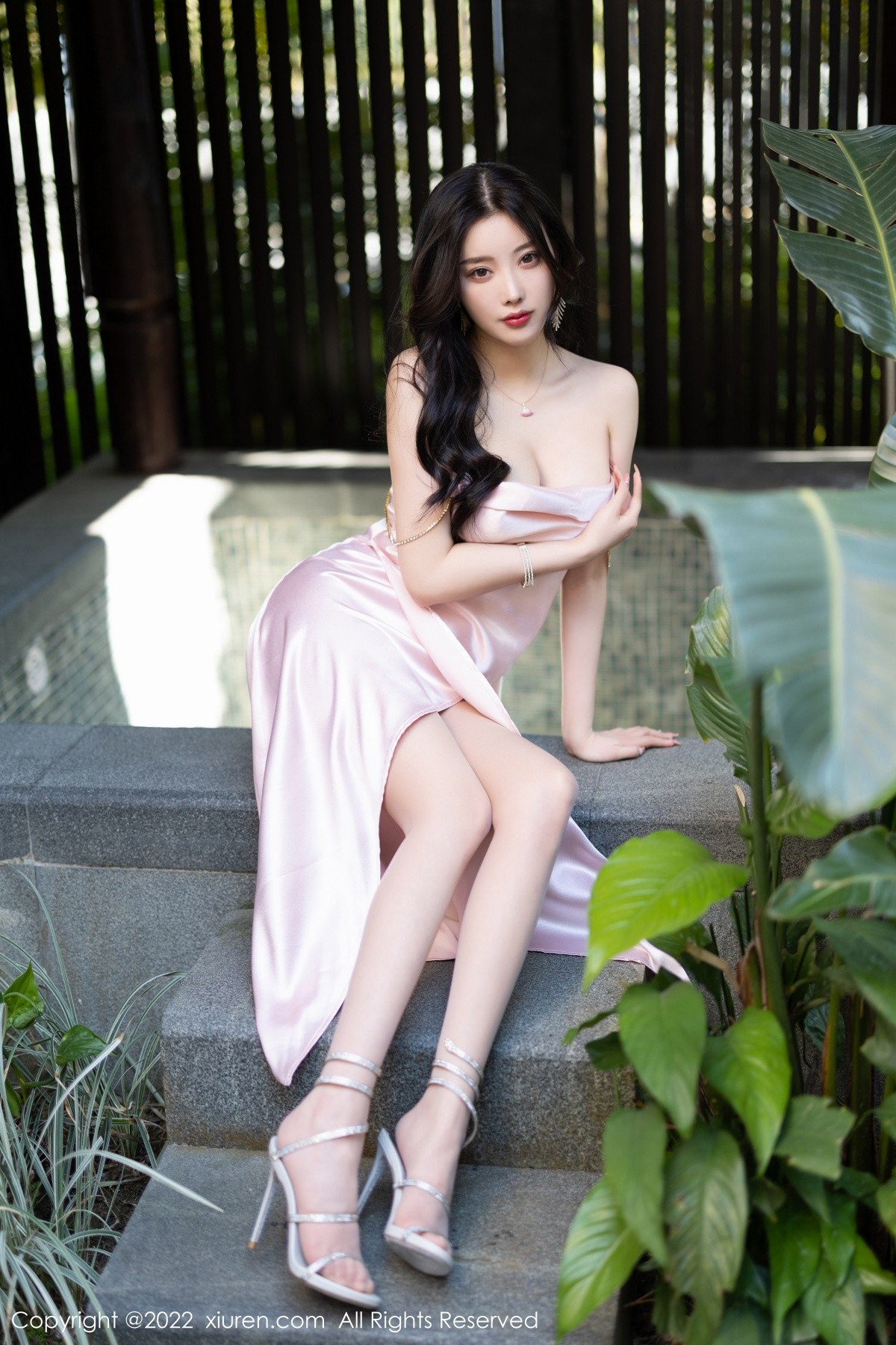 xgyw.top_XiuRen第5088期_女神杨晨晨Yome私房半脱粉色吊带长裙秀完美身材迷人诱惑写真84P