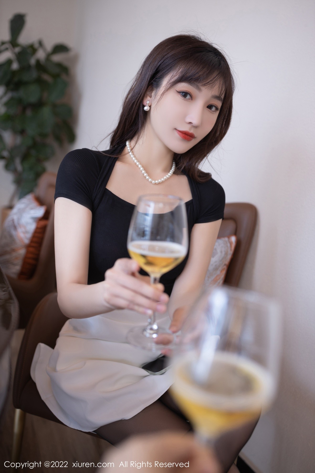 xgyw.top_XiuRen第5095期_模特陆萱萱珠三角旅拍私房半脱露蕾丝内衣配超薄黑丝诱惑写真84P