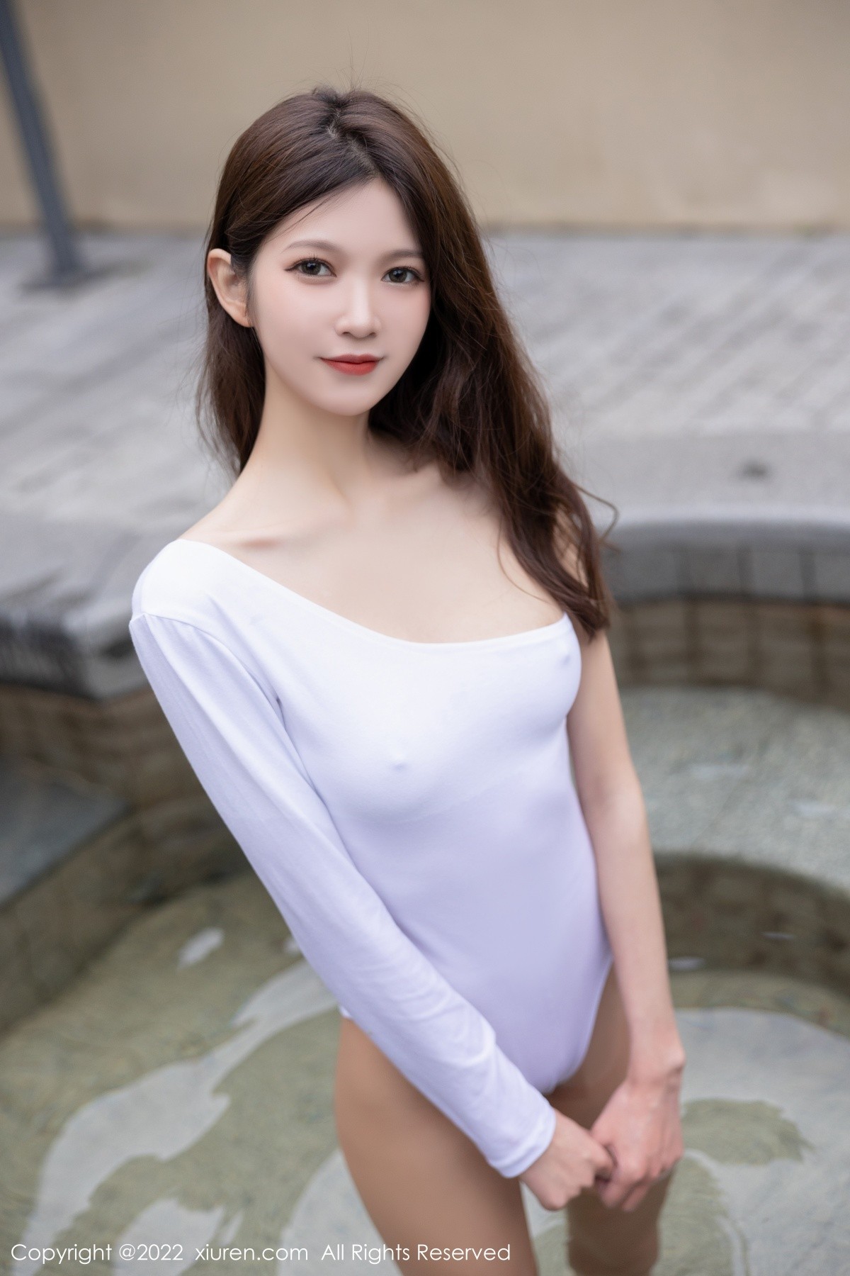 xgyw.top_XiuRen第5093期_模特程程程厦门旅拍半脱露白色轻透收身衣配开档肉丝诱惑写真78P