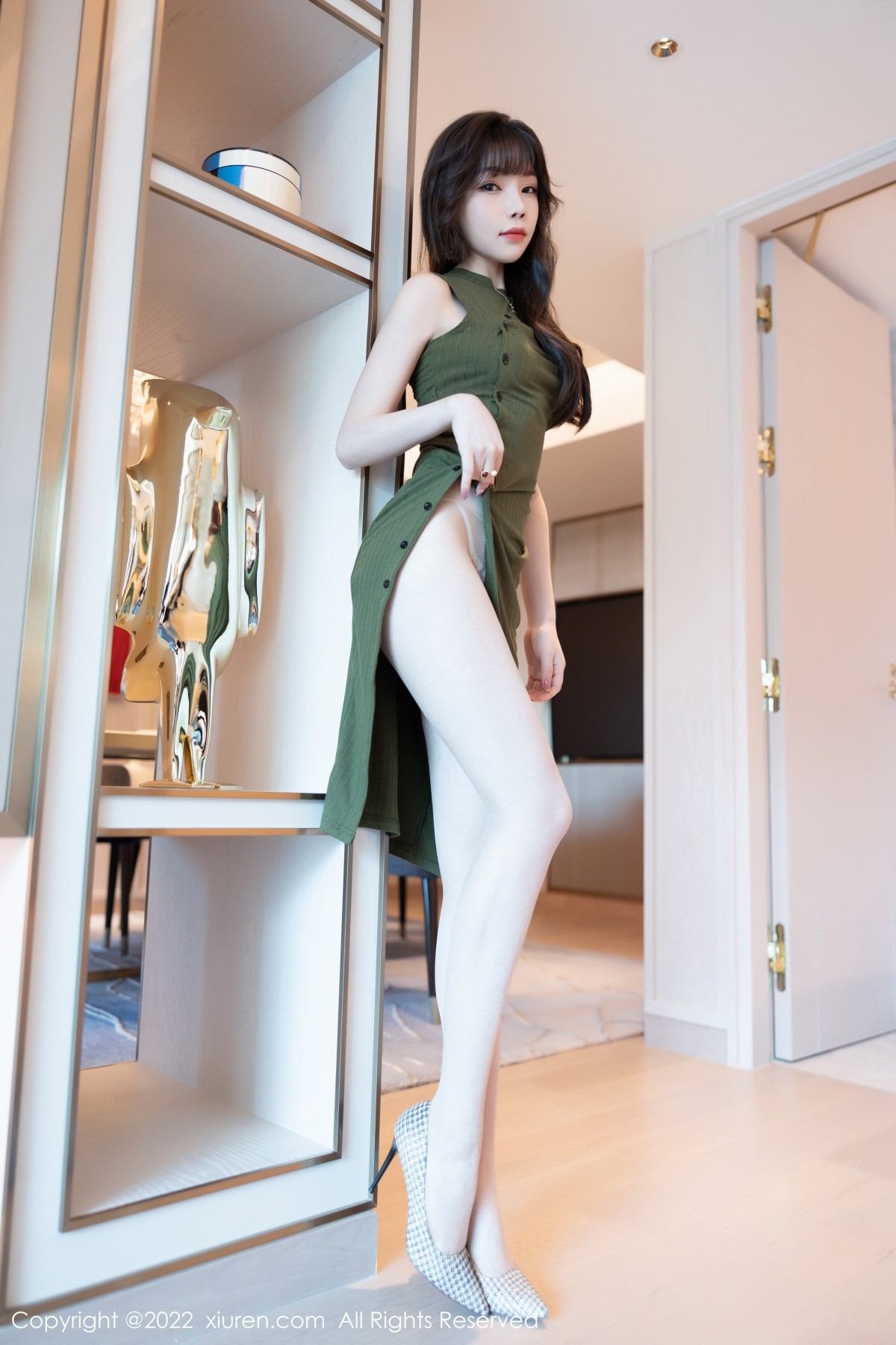 xgyw.top_XiuRen第5102期_女神芝芝Booty厦门旅拍脱橄榄绿连衣裙露白色蕾丝内衣诱惑写真102P