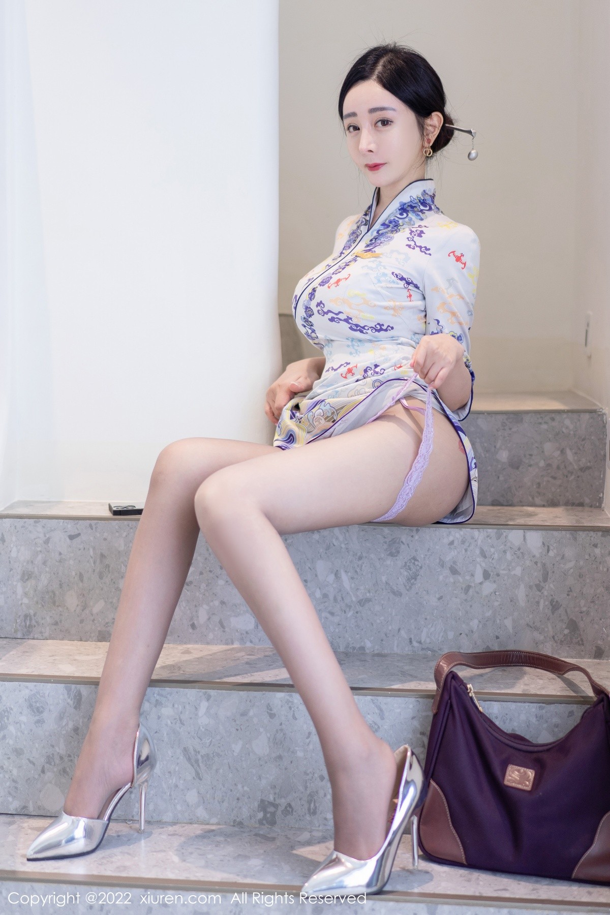 xgyw.top_XiuRen第5100期_模特允爾大理旅拍性感蓝色图纹旗袍配超薄无内灰丝撩人诱惑写真70P