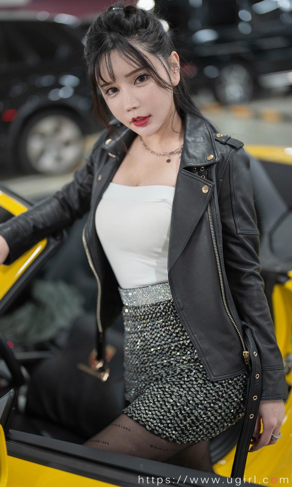 xgyw.top_[Ugirls爱尤物]No.2340_模特艾小青户外香车美女主题性感黑色服饰秀完美身材诱惑写真35P