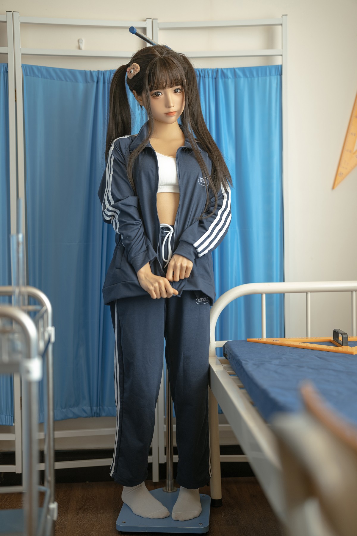 xgyw.top_动漫博主蠢沫沫身体检查主题医院病床上半脱病服露傲人豪乳遮点极致诱惑写真150P