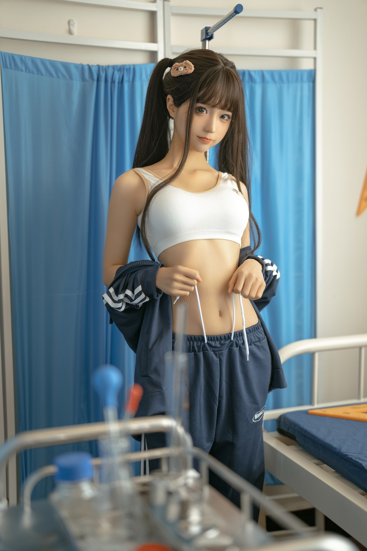 xgyw.top_动漫博主蠢沫沫身体检查主题医院病床上半脱病服露傲人豪乳遮点极致诱惑写真150P