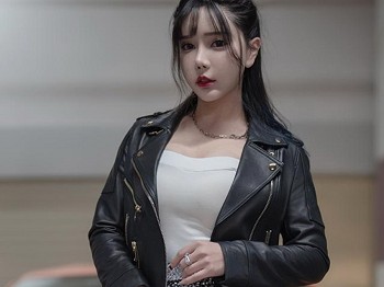 [Ugirls爱极品]No.2340_车模艾小青户外香车青春美女主题性感黑色服饰秀完美身材骚扰写真35P