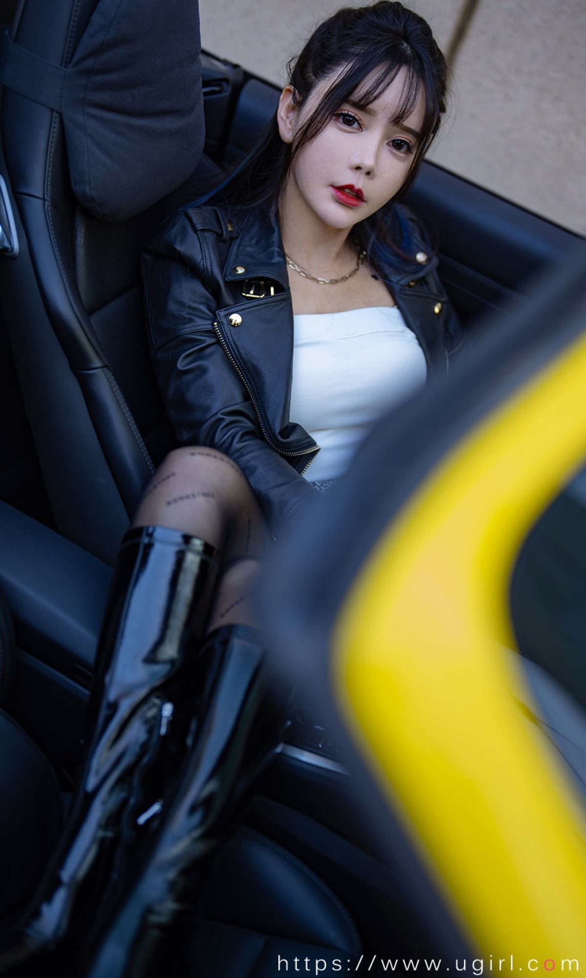 xgyw.top_[Ugirls爱尤物]No.2340_模特艾小青户外香车美女主题性感黑色服饰秀完美身材诱惑写真35P