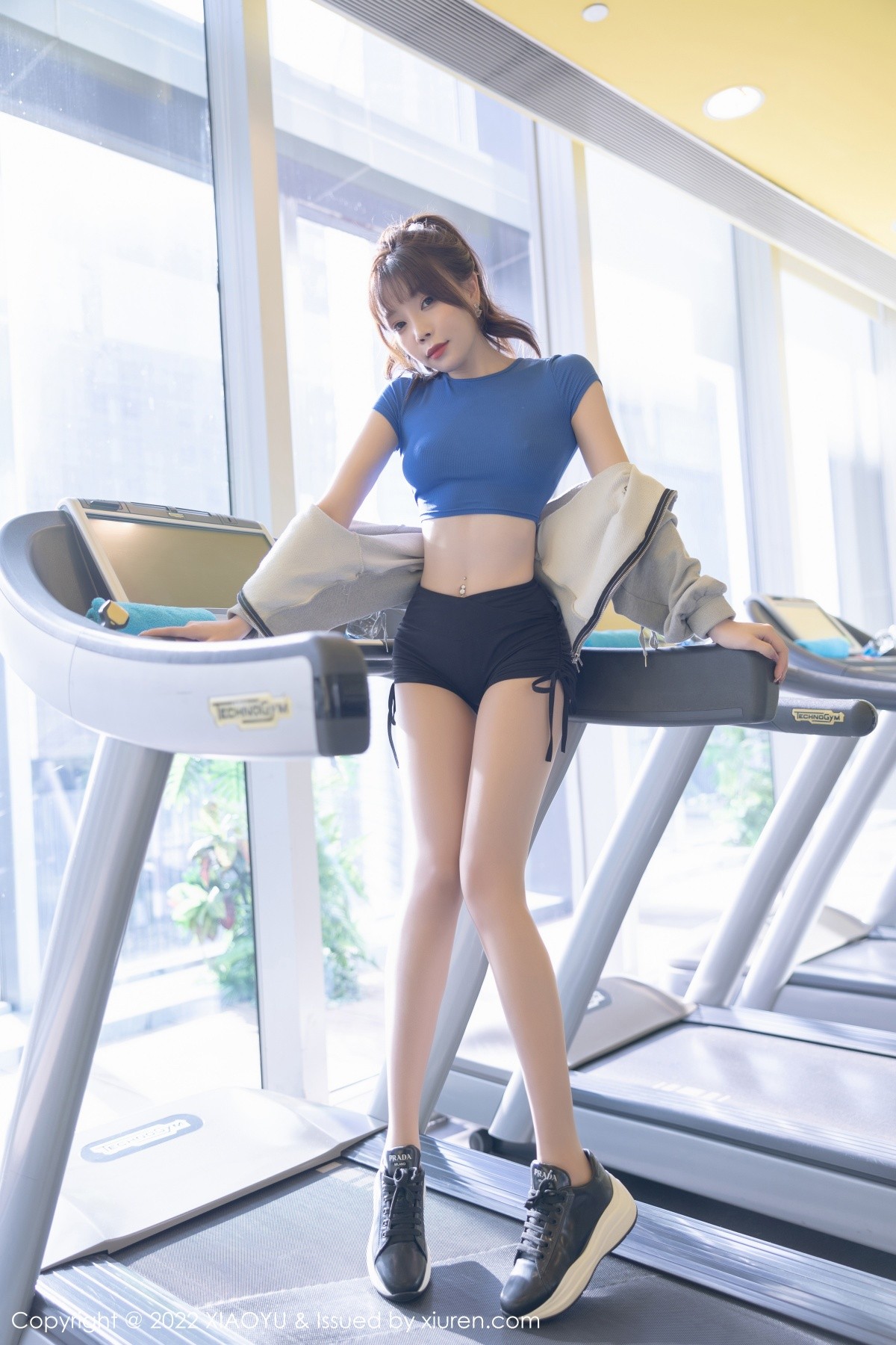 xgyw.top_[XiaoYu画语界]Vol.792_女神芝芝Booty性感蓝色收身衣配运动短裤半脱秀翘臀诱惑写真103P