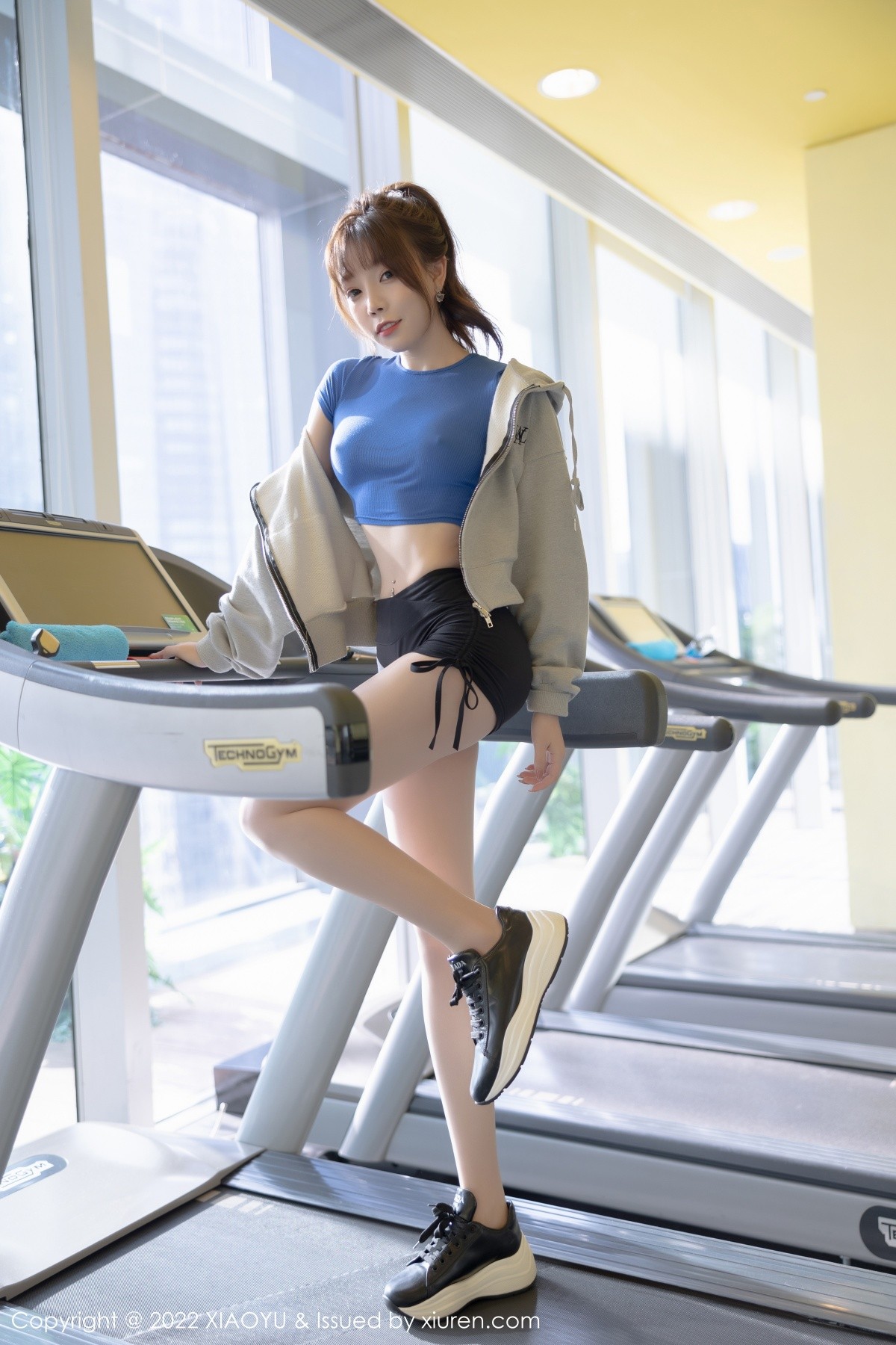 xgyw.top_[XiaoYu画语界]Vol.792_女神芝芝Booty性感蓝色收身衣配运动短裤半脱秀翘臀诱惑写真103P