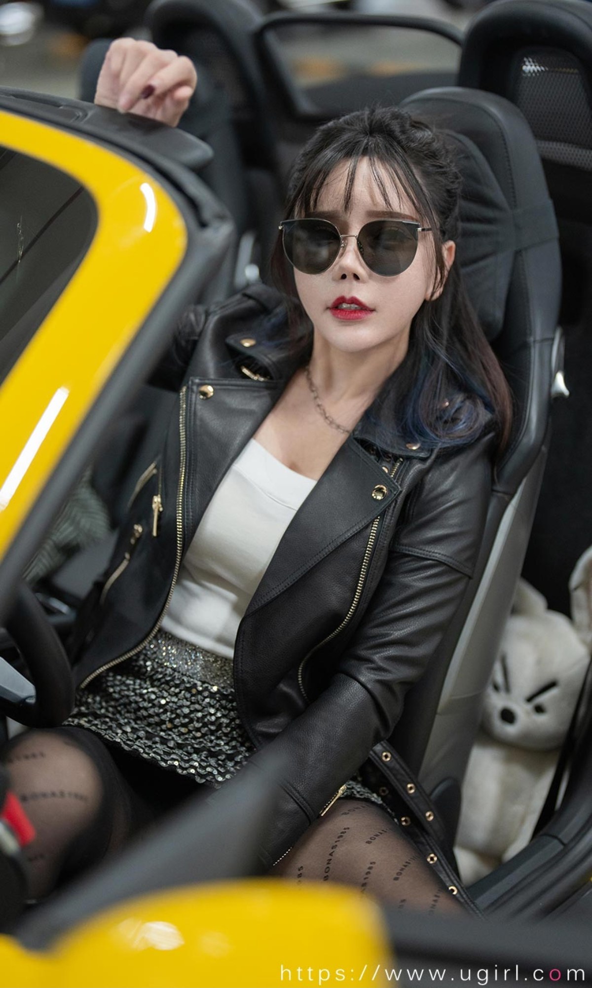 xgyw.top_[Ugirls爱尤物]No.2340_模特艾小青户外香车美女主题性感黑色服饰秀完美身材诱惑写真35P