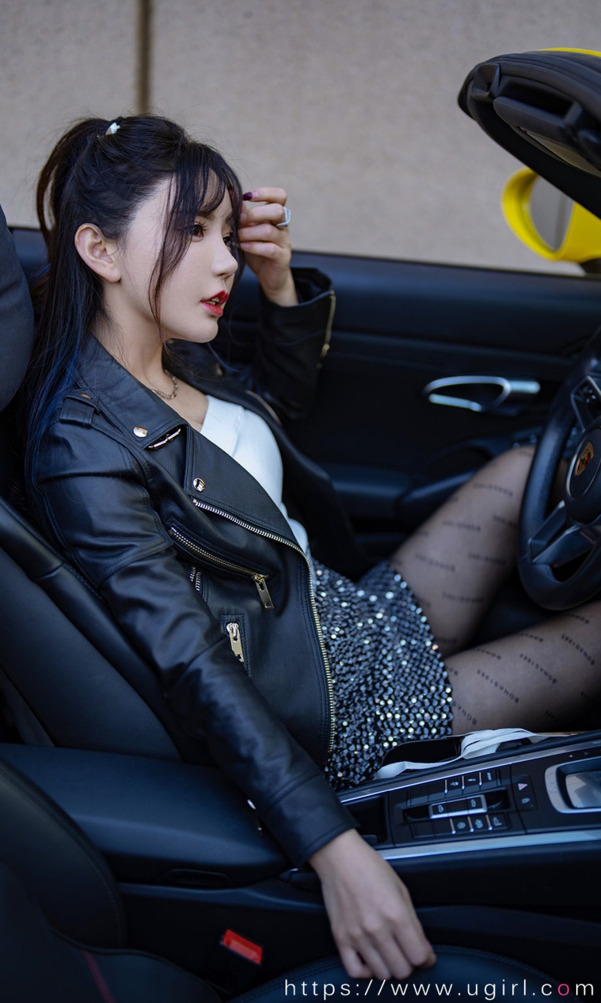 xgyw.top_[Ugirls爱尤物]No.2340_模特艾小青户外香车美女主题性感黑色服饰秀完美身材诱惑写真35P