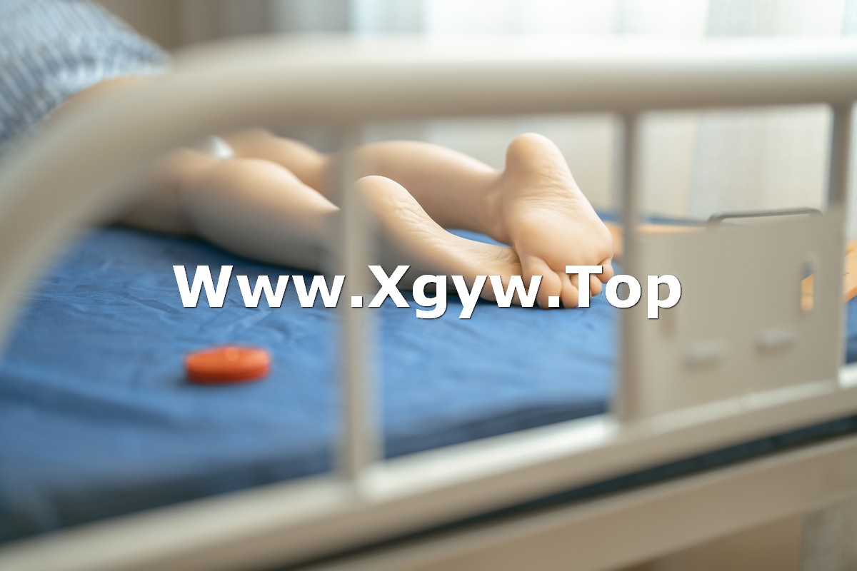 xgyw.top_动漫博主蠢沫沫身体检查主题医院病床上半脱病服露傲人豪乳遮点极致诱惑写真150P