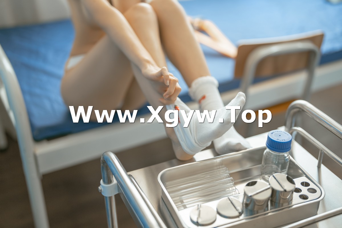 xgyw.top_动漫博主蠢沫沫身体检查主题医院病床上半脱病服露傲人豪乳遮点极致诱惑写真150P