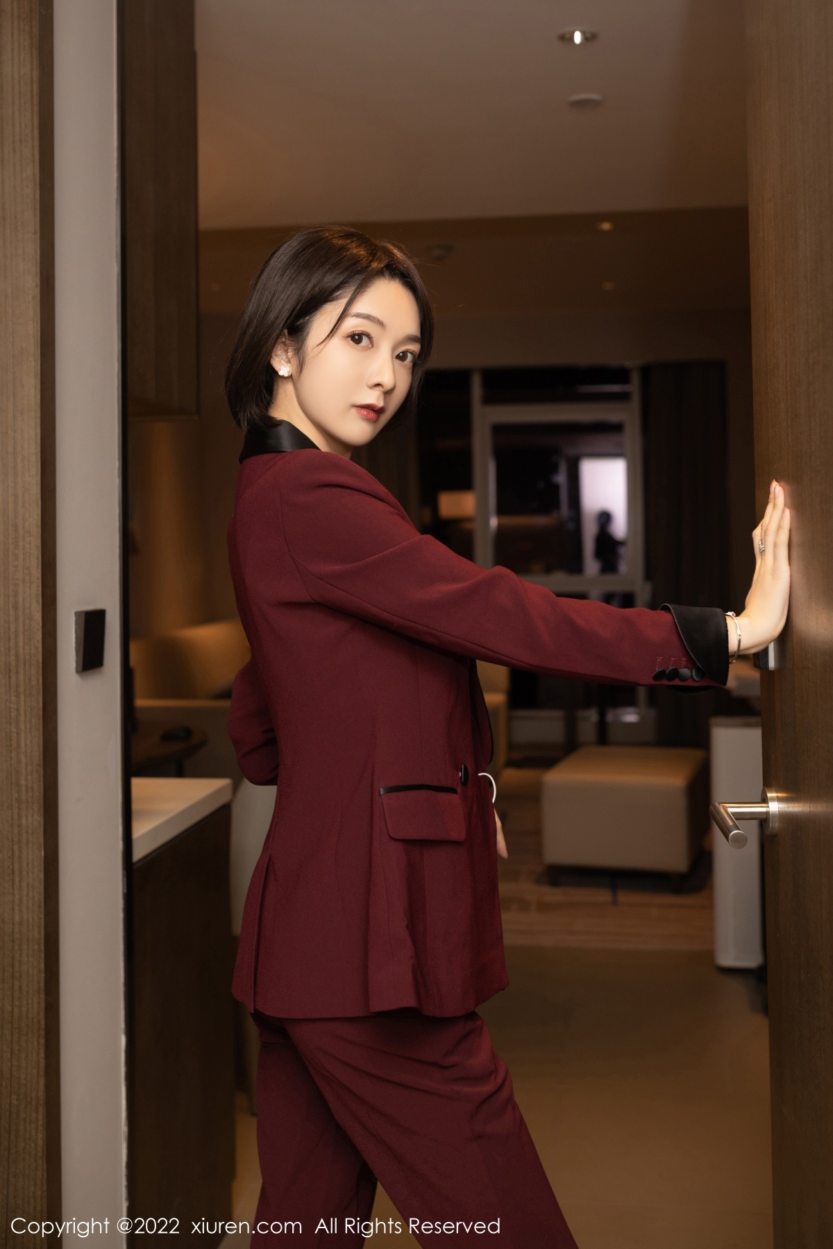 xgyw.top_XiuRen第5111期_女神Angela小热巴女老板角色扮演半脱露红色蕾丝内衣诱惑写真72P