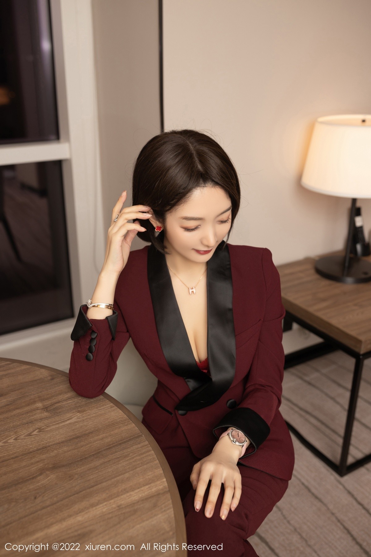 xgyw.top_XiuRen第5111期_女神Angela小热巴女老板角色扮演半脱露红色蕾丝内衣诱惑写真72P