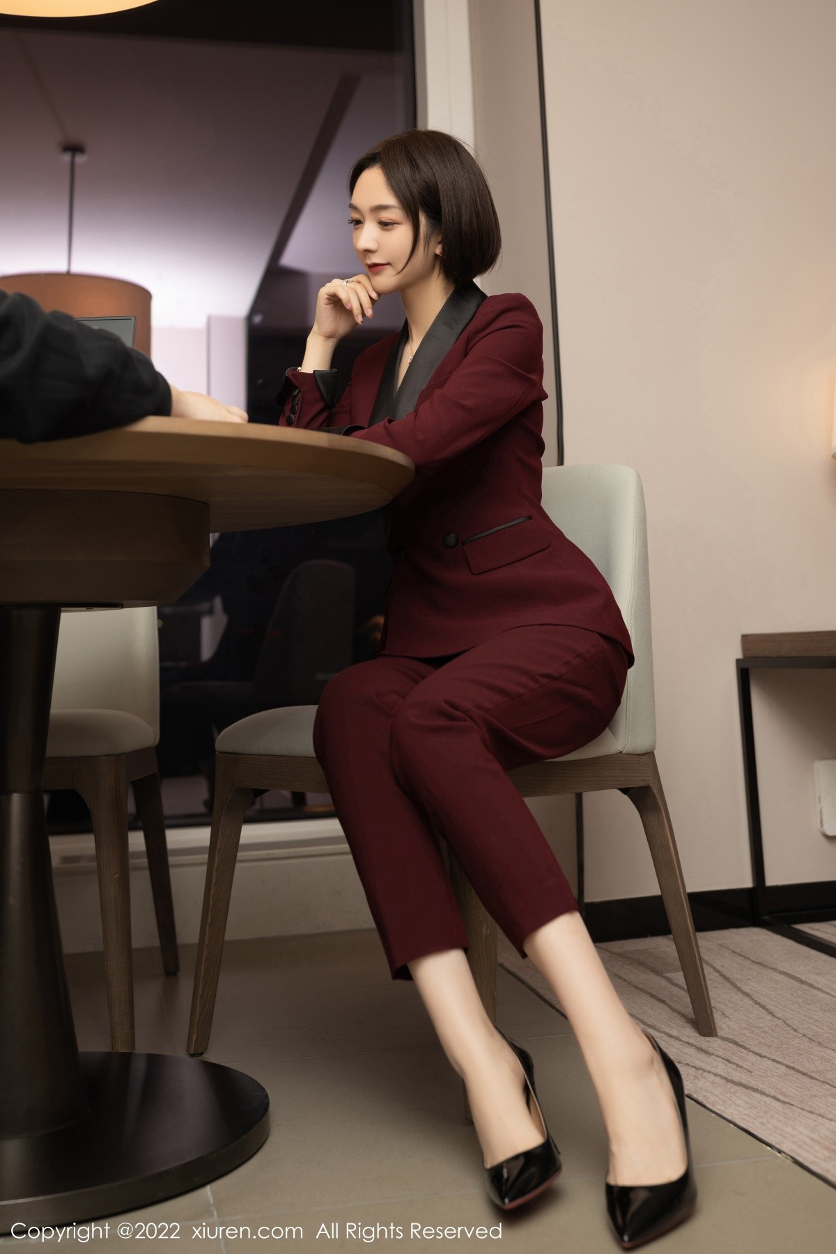xgyw.top_XiuRen第5111期_女神Angela小热巴女老板角色扮演半脱露红色蕾丝内衣诱惑写真72P
