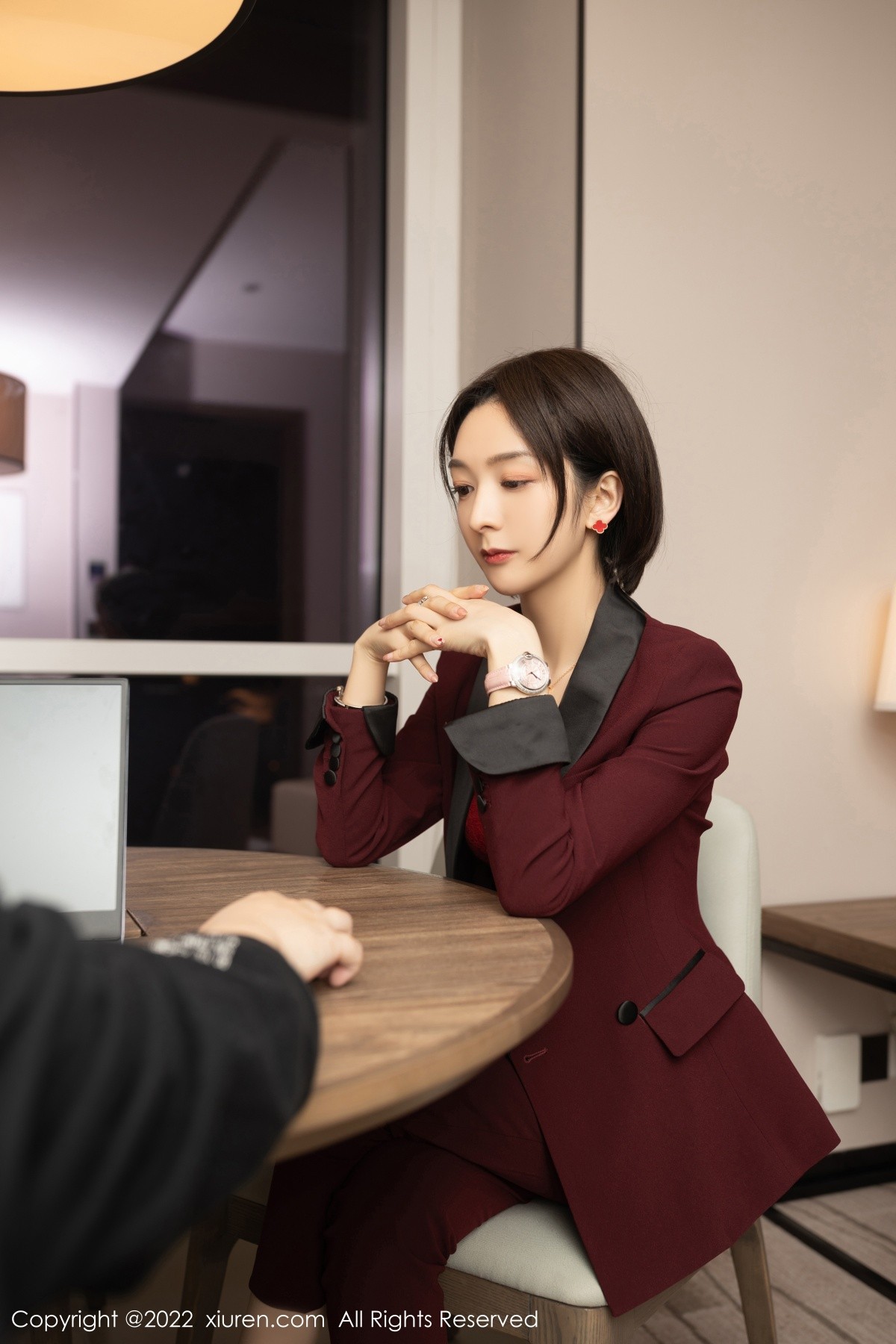 xgyw.top_XiuRen第5111期_女神Angela小热巴女老板角色扮演半脱露红色蕾丝内衣诱惑写真72P