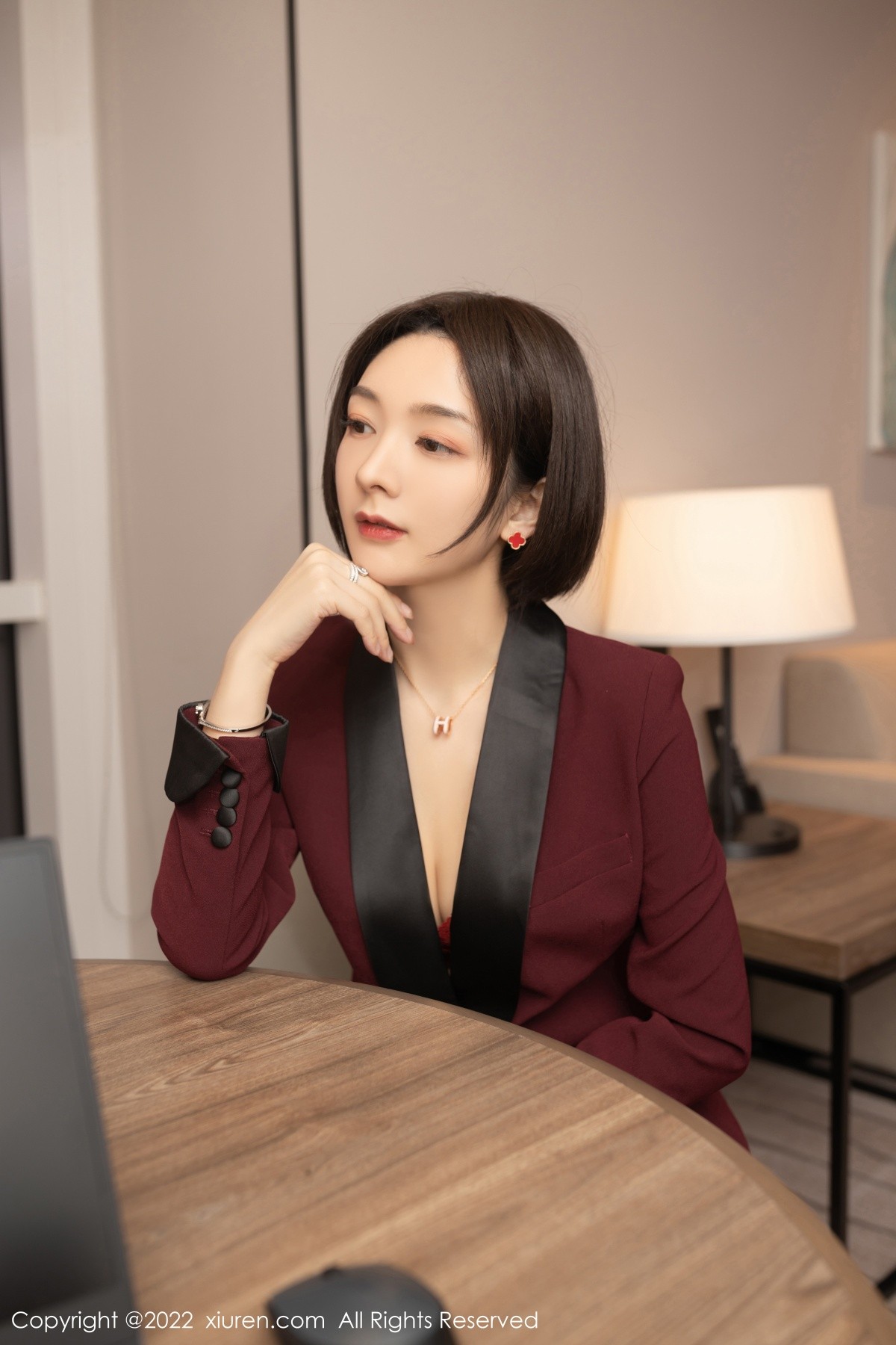 xgyw.top_XiuRen第5111期_女神Angela小热巴女老板角色扮演半脱露红色蕾丝内衣诱惑写真72P