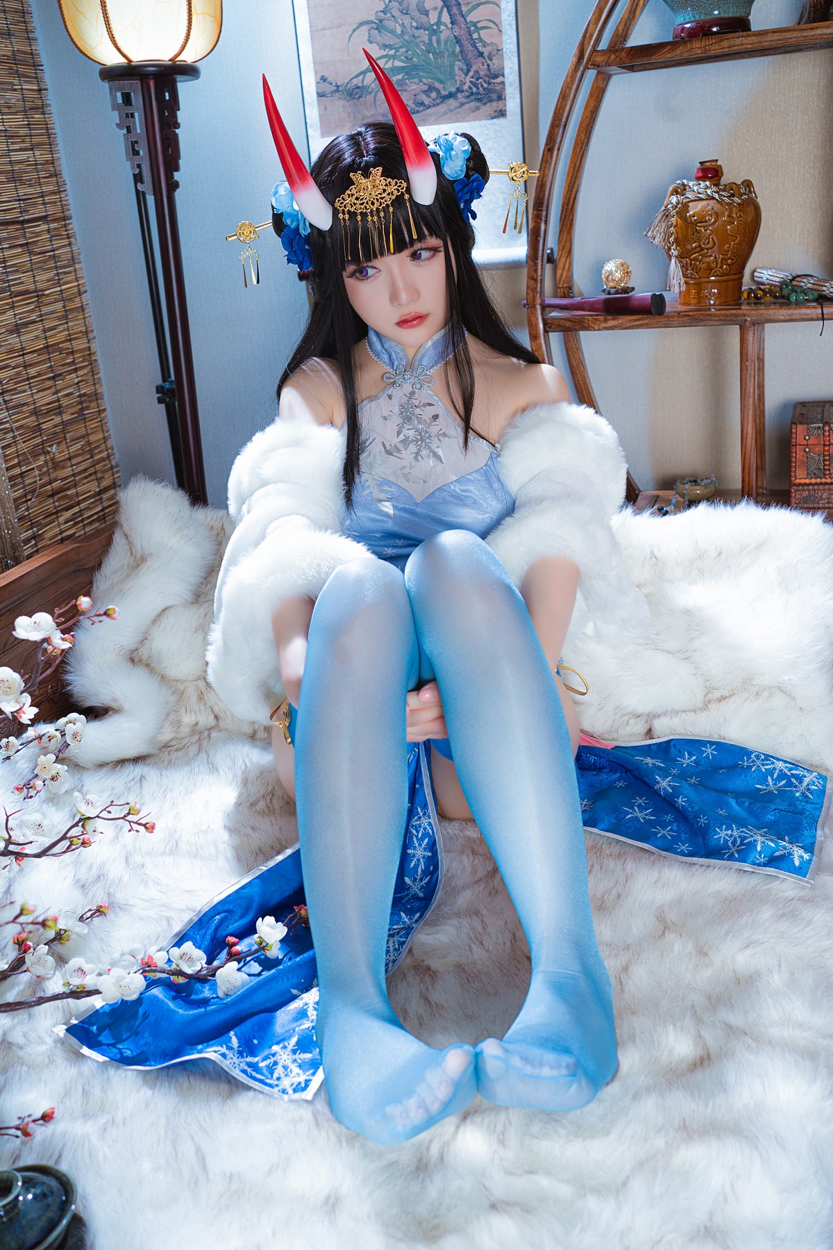 xgyw.top_Coser小姐姐星之迟迟冬雪沁春主题私房性感蓝色薄纱服饰配蓝丝袜迷人诱惑写真32P