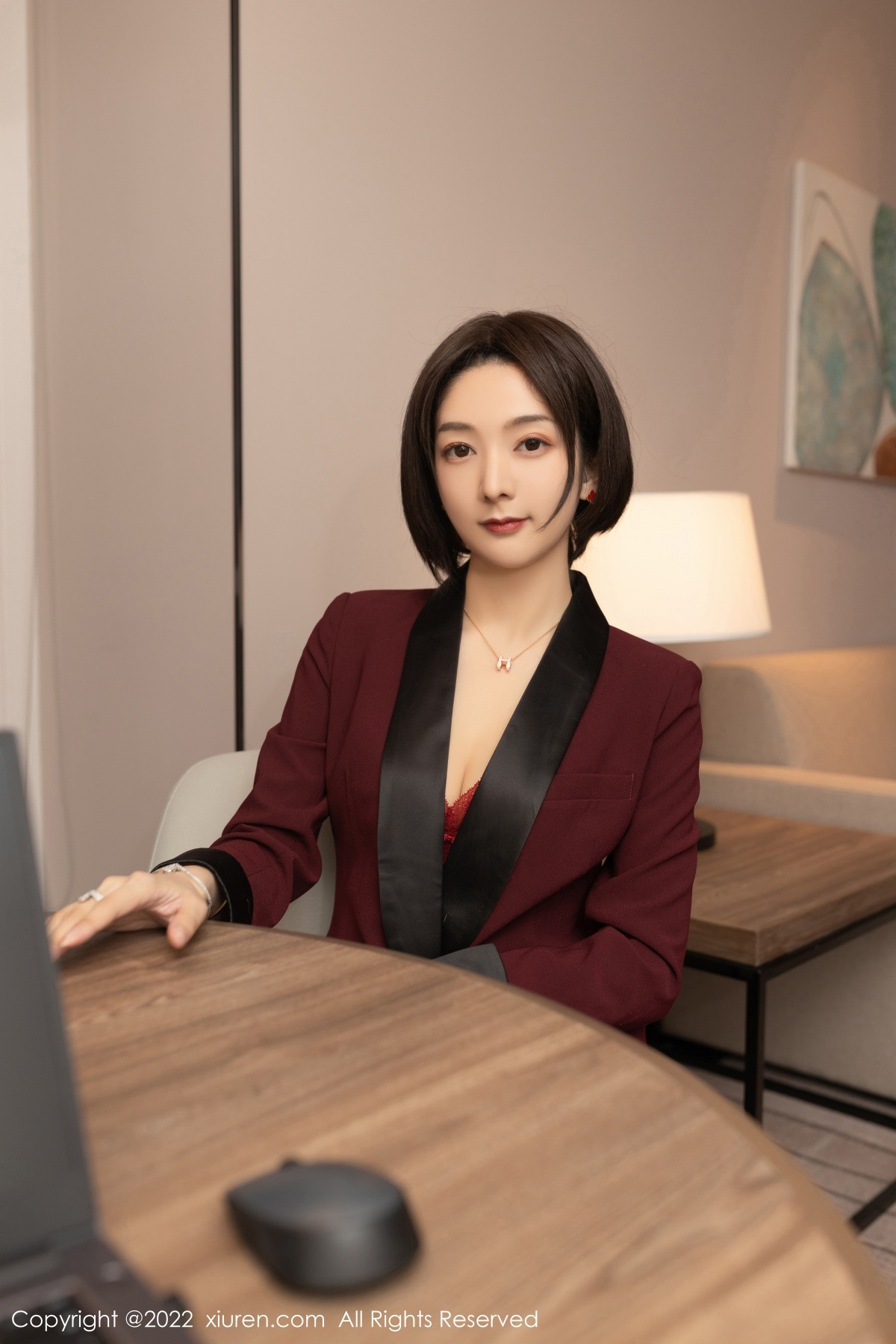 xgyw.top_XiuRen第5111期_女神Angela小热巴女老板角色扮演半脱露红色蕾丝内衣诱惑写真72P