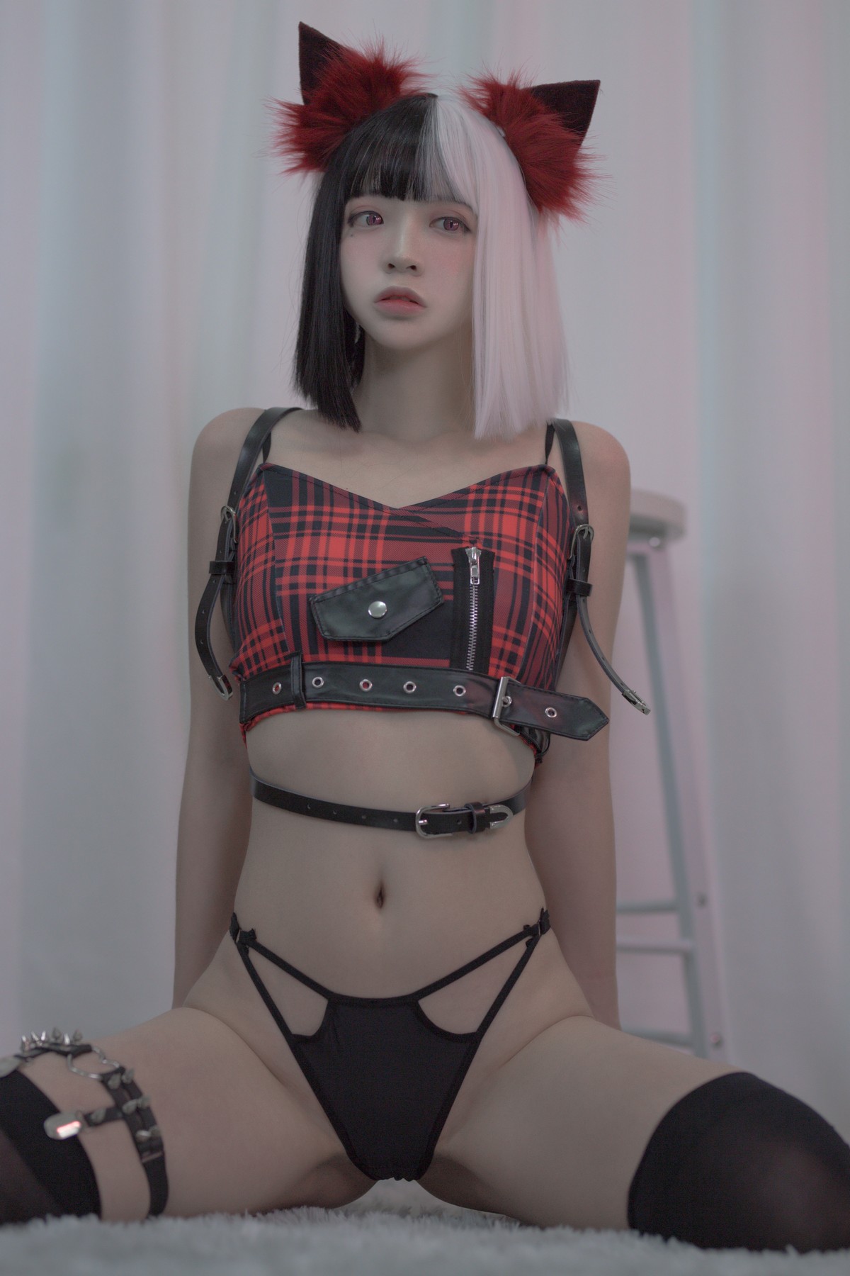 xgyw.top_网络美女疯猫ss红黑耳主题私房性感内衣配黑丝袜秀完美身材撩人诱惑写真40P