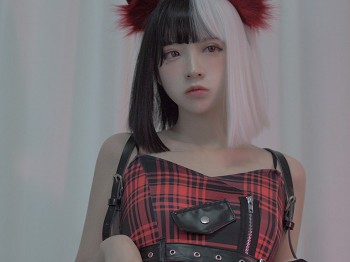 网络青春美女疯猫ss红黑耳主题私人性感内衣配黑色丝袜袜秀完美身材撩人骚扰写真40P