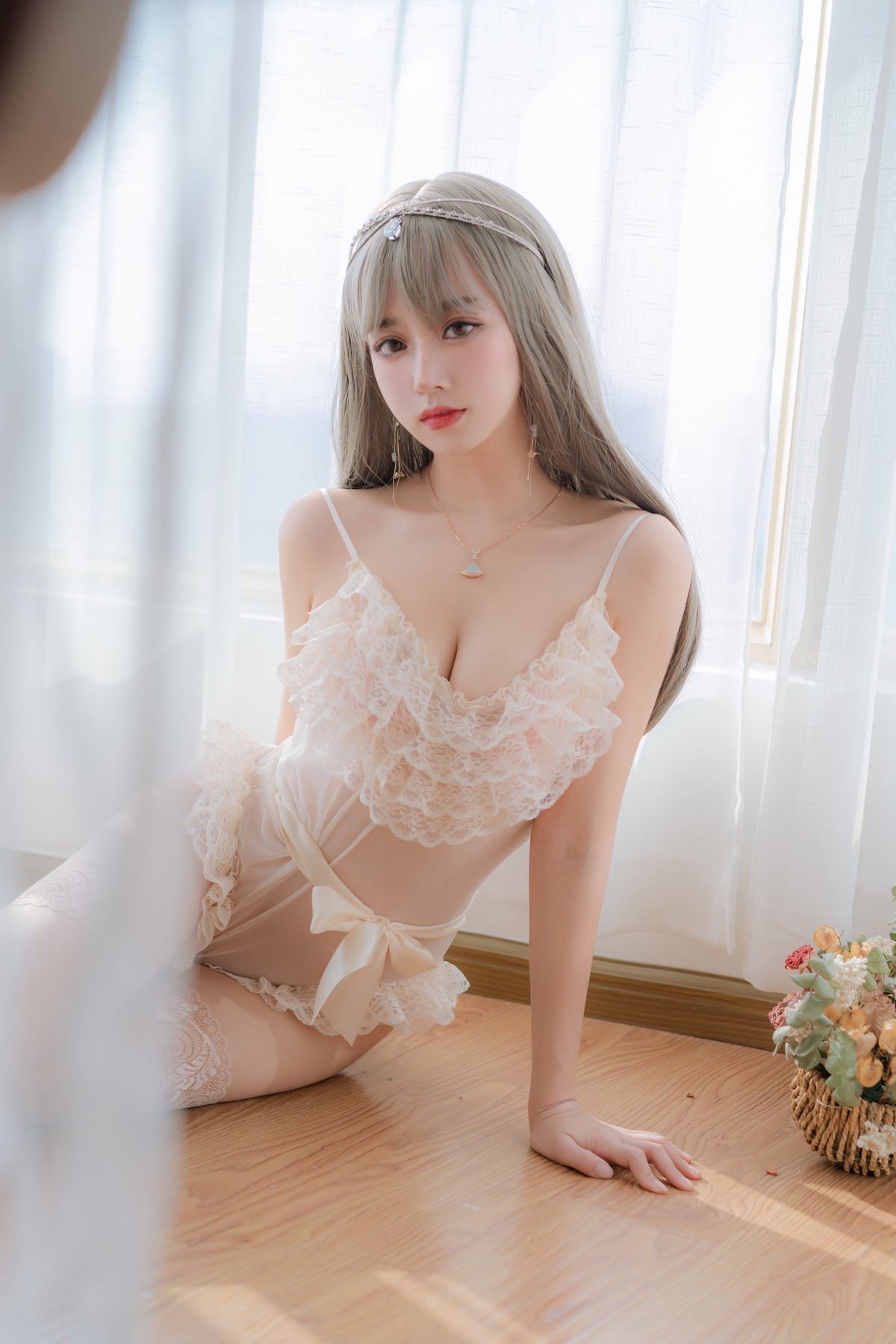 xgyw.top_斗鱼主播过期米线线喵凡尔赛公主主题私房白色薄透吊带配蕾丝袜撩人诱惑写真52P