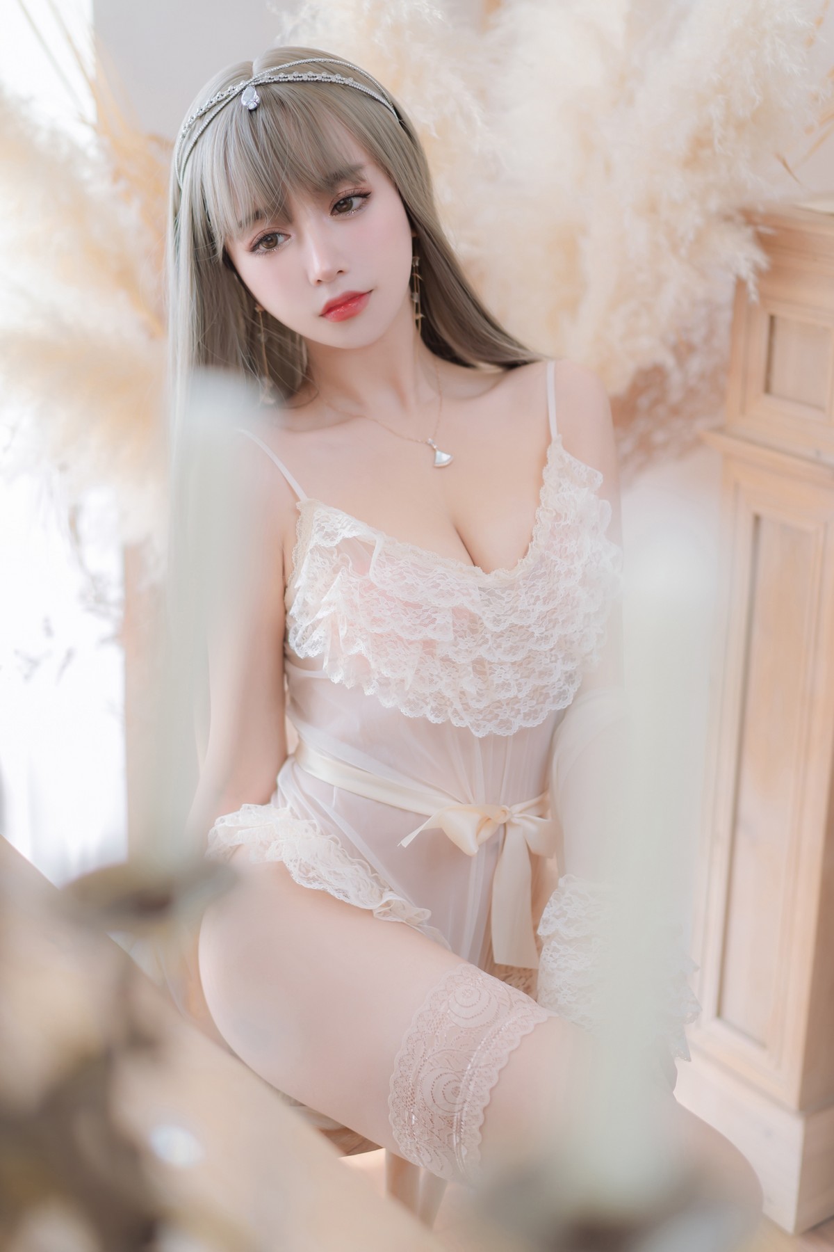 xgyw.top_斗鱼主播过期米线线喵凡尔赛公主主题私房白色薄透吊带配蕾丝袜撩人诱惑写真52P